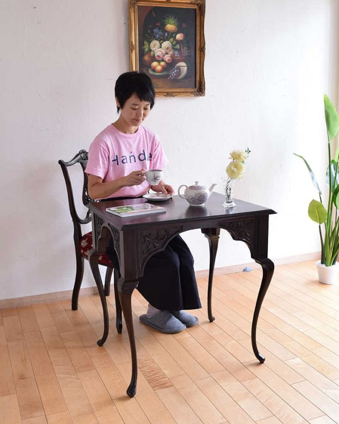 アンティークのテーブル　アンティーク家具　マホガニー材のアンティーク英国家具、脚の先まで美しいオケージョナルテーブル。ジャマにならずどこでも使える小さなテーブルどんな場所にも気軽に運べて便利に使えるオケージョナルテーブルは1つあれば便利に使える家具です。(k-1849-f)