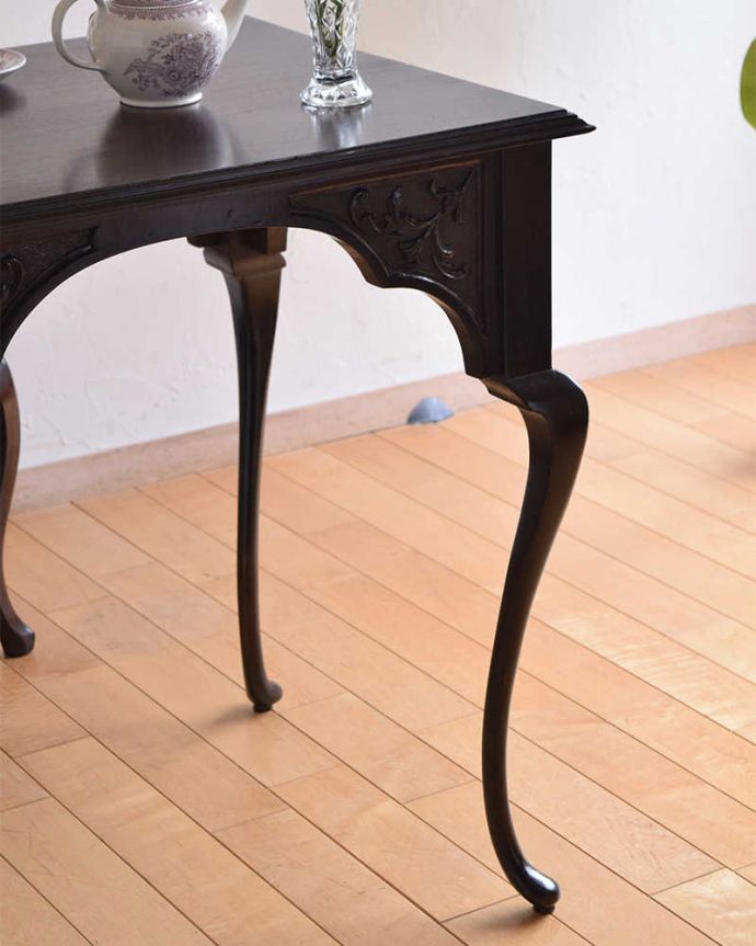 アンティークのテーブル　アンティーク家具　マホガニー材のアンティーク英国家具、脚の先まで美しいオケージョナルテーブル。細くてしなやかな･･･品格ある立ち姿上品でまるで貴婦人のような立ち姿。(k-1849-f)