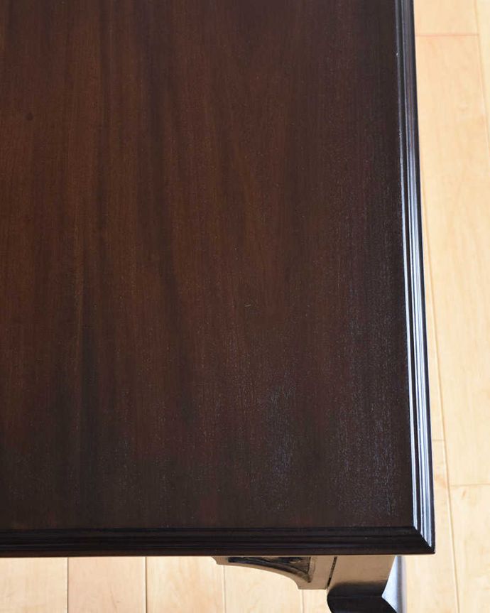 アンティークのテーブル　アンティーク家具　マホガニー材のアンティーク英国家具、脚の先まで美しいオケージョナルテーブル。天板には象嵌で描かれた美しいラインが。(k-1849-f)