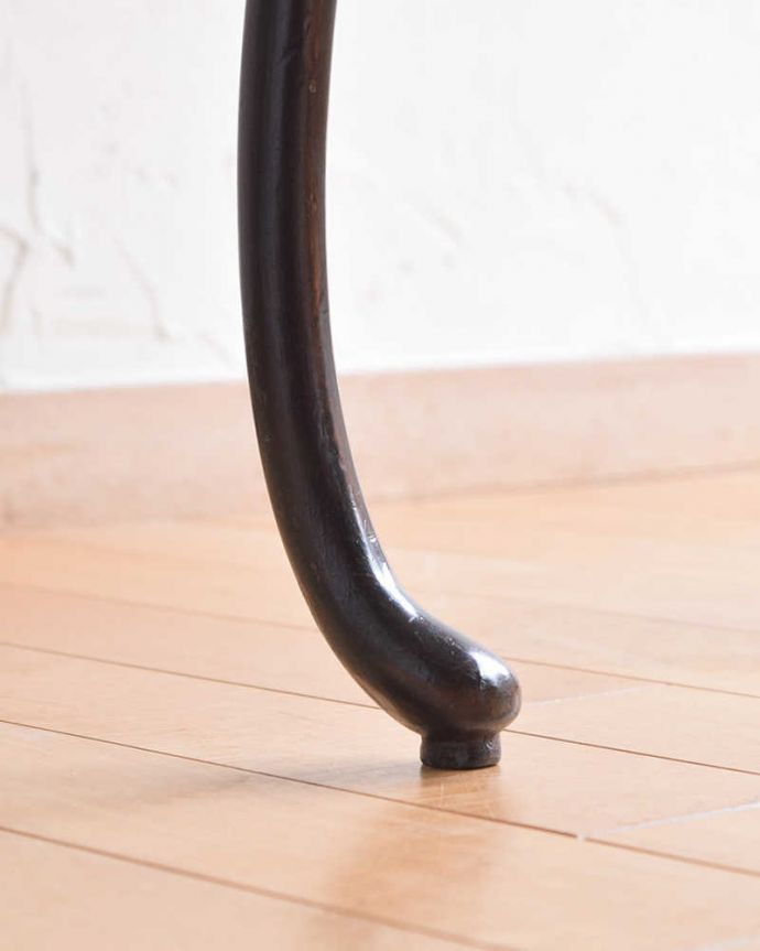 アンティークのテーブル　アンティーク家具　マホガニー材のアンティーク英国家具、脚の先まで美しいオケージョナルテーブル。持ち上げなくても大丈夫！Handleのアンティークは、脚の裏にフェルトキーパーをお付けしています。(k-1849-f)