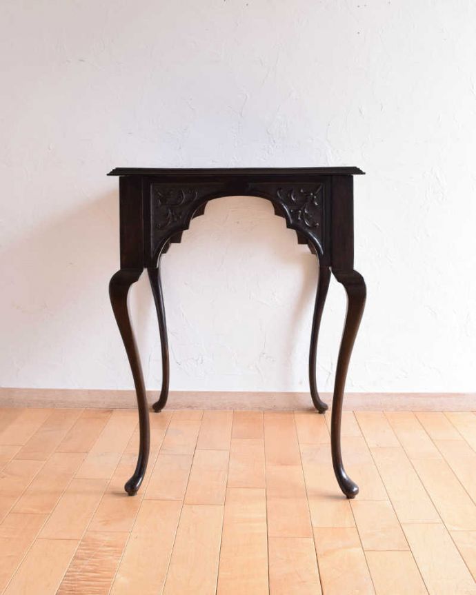 アンティークのテーブル　アンティーク家具　マホガニー材のアンティーク英国家具、脚の先まで美しいオケージョナルテーブル。クルッと回転。(k-1849-f)