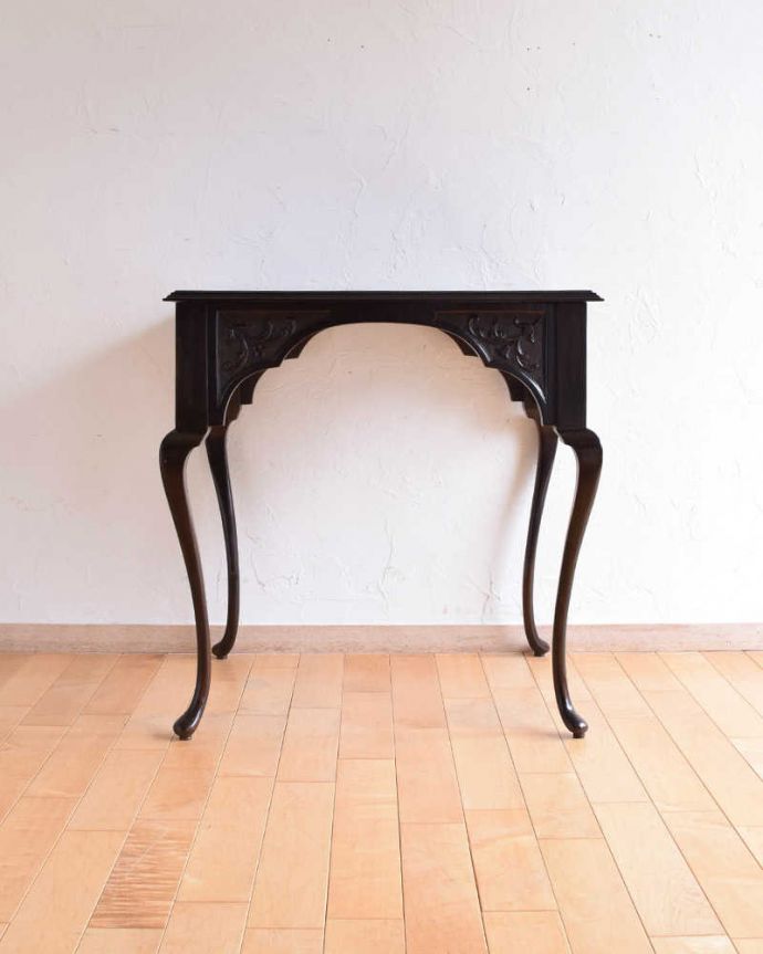 アンティークのテーブル　アンティーク家具　マホガニー材のアンティーク英国家具、脚の先まで美しいオケージョナルテーブル。しっかり修復しました！アンティークは新品ではないので、もちろん経年変化によるキズはありますが、専門の職人がしっかり修復してあるのでキレイです。(k-1849-f)