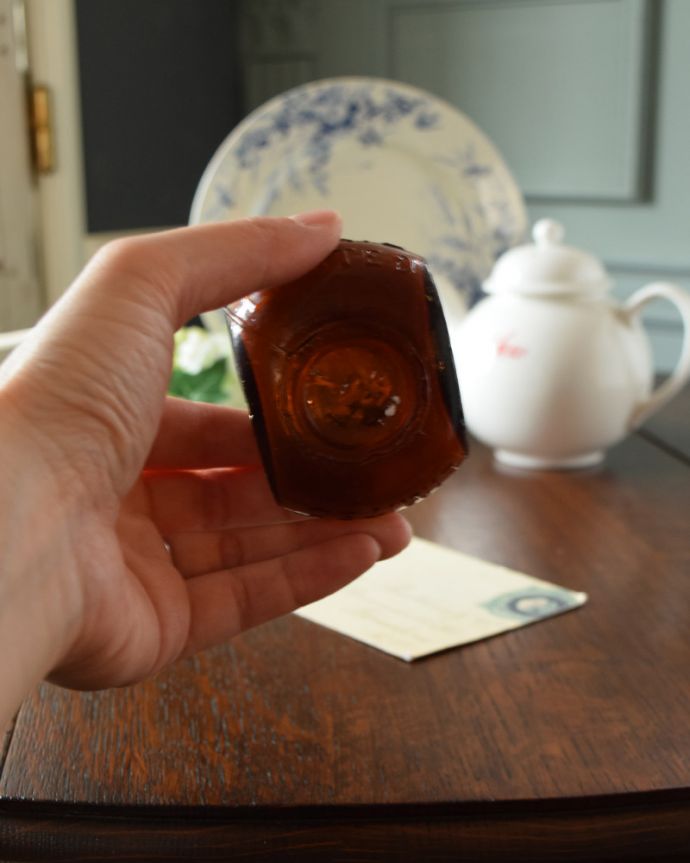 アンティーク ガラスボトル アンティーク雑貨 イギリスからのアンティーク雑貨、茶色の小さなガラスボトル。ボトルの底はこんな感じです。(k-1852-z)