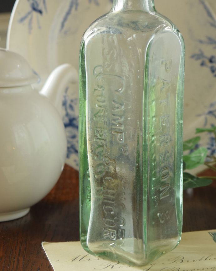 アンティーク ガラスボトル　アンティーク雑貨　エンボス加工のアンティーク雑貨、花瓶にオススメのガラスボトル。厚みのあるガラスは、光が差し込むとこんなにもキラキラと美しいんです！ぜひ、窓辺で楽しんでいただきたいですね。(k-1856-z)