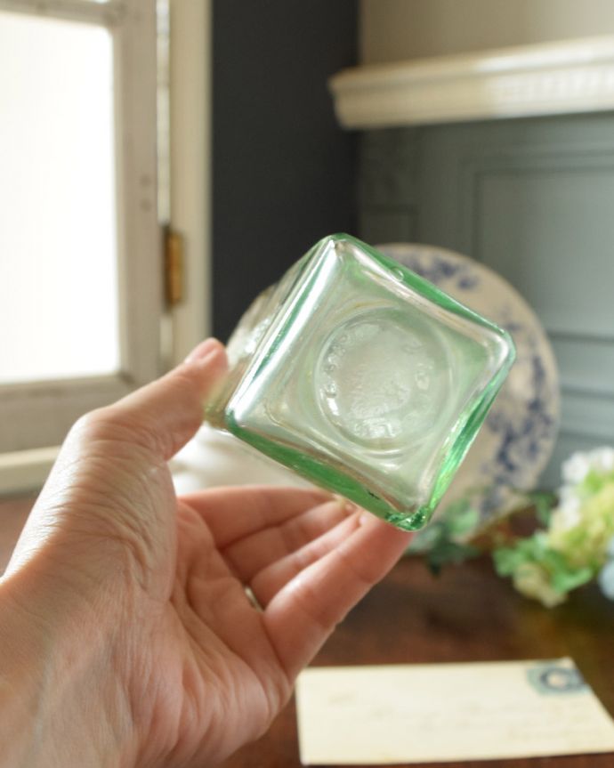 アンティーク ガラスボトル　アンティーク雑貨　エンボス加工のアンティーク雑貨、花瓶にオススメのガラスボトル。アンティークのため、多少の欠け・傷がある場合がありますが、使用上問題はありませんので、ご了承下さい。(k-1856-z)