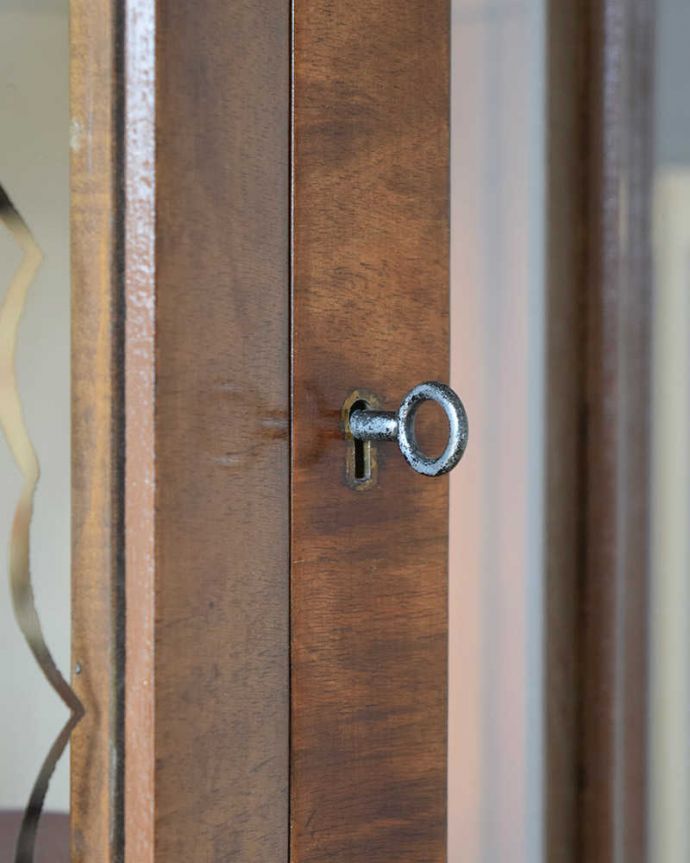 アンティークのキャビネット　アンティーク家具　クラシックな英国のアンティーク家具、ガラスキャビネット（飾り棚）。開ける度にワクワクする取っ手鍵が取っ手になっているので、中を開ける度にまるで宝箱を開ける気分です。(k-1857-f)