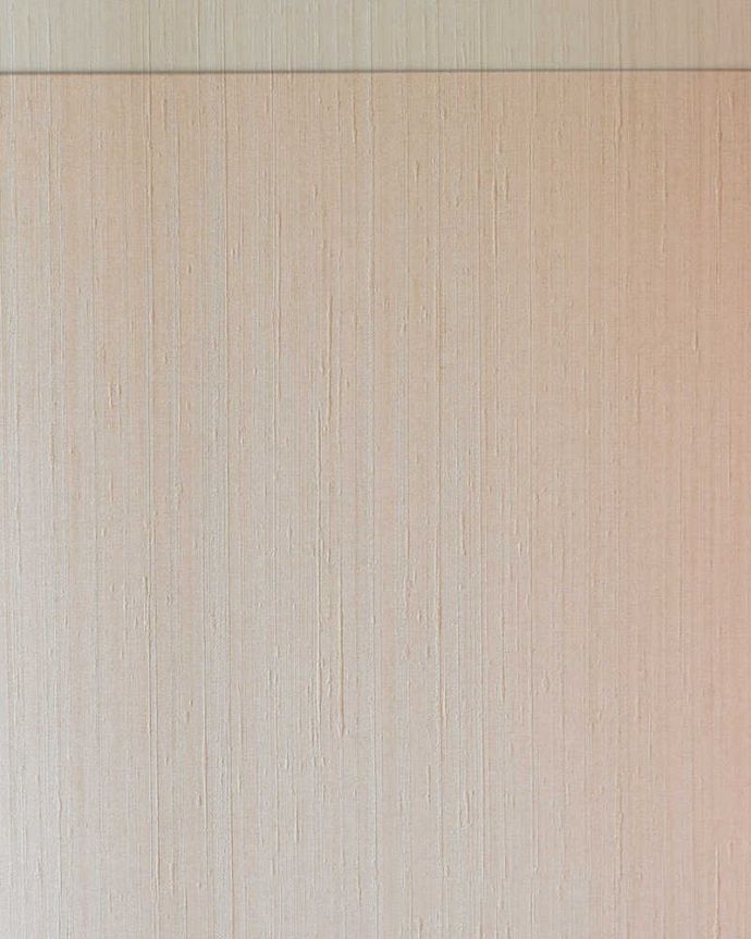 アンティークのキャビネット　アンティーク家具　クラシックな英国のアンティーク家具、ガラスキャビネット（飾り棚）。新しく貼り替えましたキャビネットに似合う生地を選んで張り替えた背板。(k-1857-f)