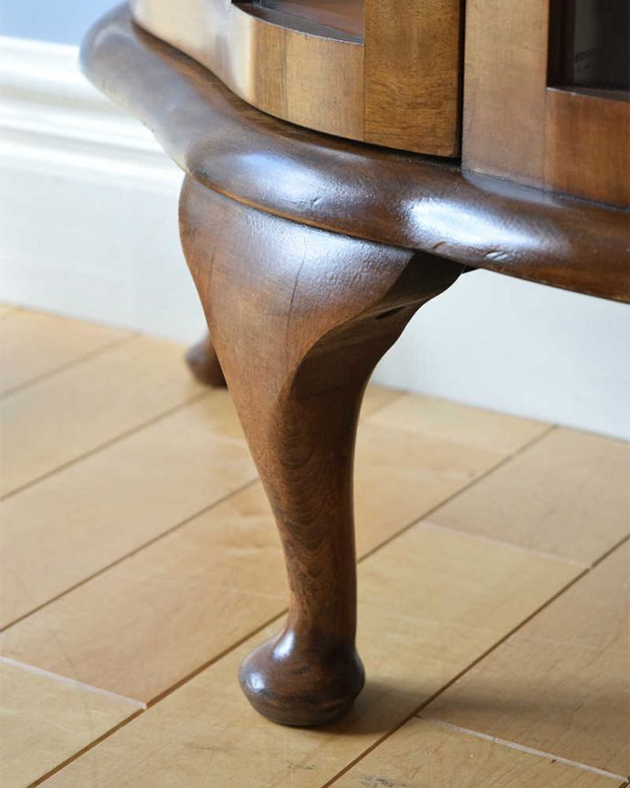 アンティークのキャビネット　アンティーク家具　クラシックな英国のアンティーク家具、ガラスキャビネット（飾り棚）。女性１人でもラクに運べちゃうヒミツHandleのアンティークは、脚の裏にフェルトキーパーをお付けしているので、床を滑らせれば女性でも移動がカンタンに出来ます！。(k-1857-f)