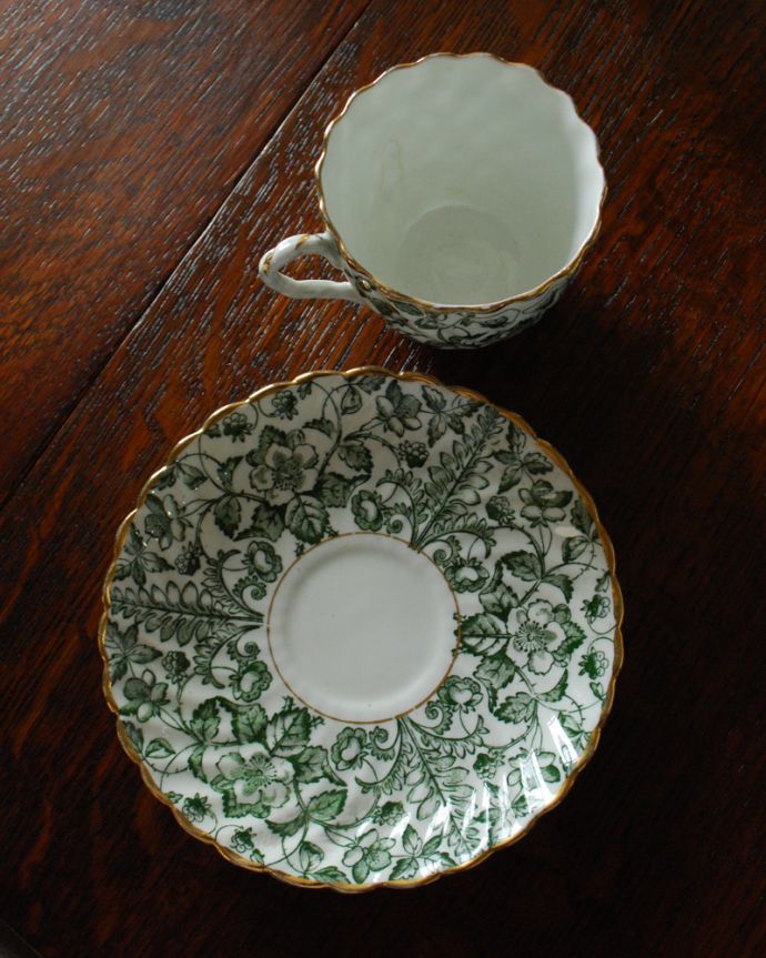 アンティーク 陶磁器の雑貨 アンティーク雑貨 落ち着いたグリーンの草花×金彩が美しい、英国輸入のアンティーク カップ&ソーサー。アンティークのため、多少の欠け・傷がある場合がありますが、使用上問題はありませんので、ご了承下さい。(k-1857-z)