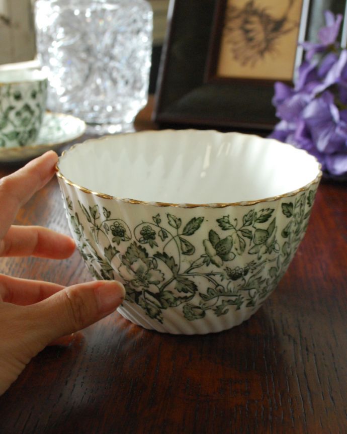 アンティーク 陶磁器の雑貨 アンティーク雑貨 落ち着いたグリーンの草花×金彩が美しい、英国輸入のアンティーク ボウル(小)。普段使いにもピッタリ!。(k-1860-z)