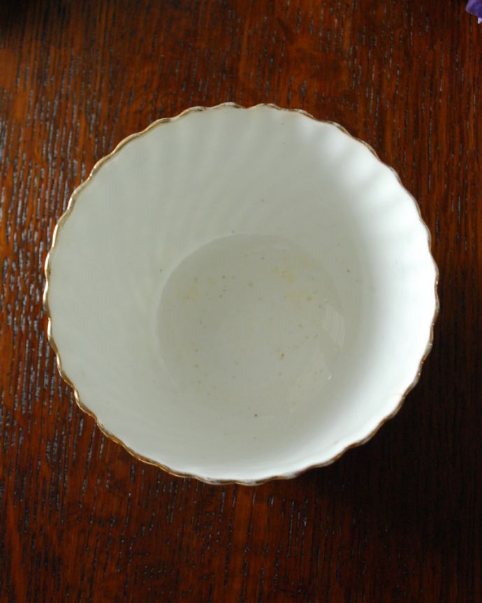 アンティーク 陶磁器の雑貨 アンティーク雑貨 落ち着いたグリーンの草花×金彩が美しい、英国輸入のアンティーク ボウル(小)。アンティークのため、多少の欠け・傷がある場合がありますが、使用上問題はありませんので、ご了承下さい。(k-1860-z)