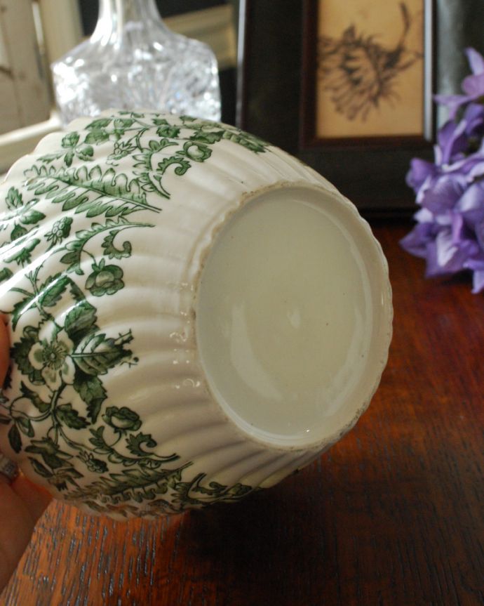 テーブルウェア(食器)　アンティーク雑貨　落ち着いたグリーンの草花×金彩が美しい、英国輸入のアンティーク　ボウル(大)。アンティークのため、多少の欠け・傷がある場合がありますが、使用上問題はありませんので、ご了承下さい。(k-1861-z)