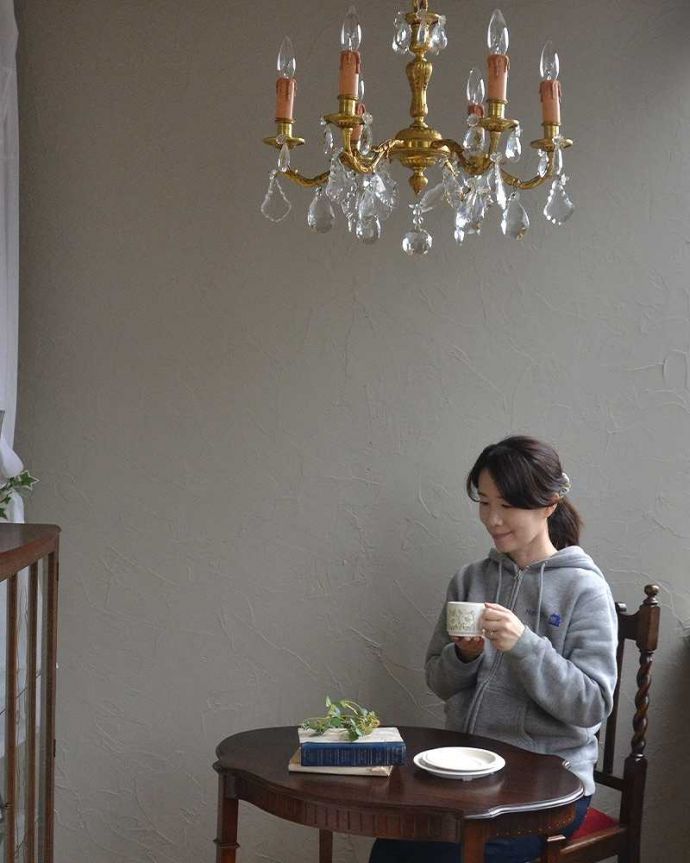 シャンデリア　照明・ライティング　フランスアンティークの照明、ガラスドロップ×真鍮製シャンデリア（Ｅ17シャンデリア球付）。こんなシャンデリアの下だと、本を読んだりお茶する時間がワクワクしそうです！。(k-1864-z)