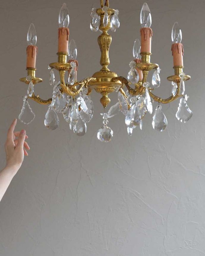 シャンデリア　照明・ライティング　フランスアンティークの照明、ガラスドロップ×真鍮製シャンデリア（Ｅ17シャンデリア球付）。このシャンデリアは、重さが5ｋｇを超えていますので、電気屋さんによる直結工事が必要です。(k-1864-z)