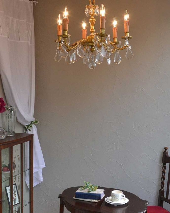 シャンデリア　照明・ライティング　フランスアンティークの照明、ガラスドロップ×真鍮製シャンデリア（Ｅ17シャンデリア球付）。お部屋の主役になるほどの存在感です。(k-1864-z)