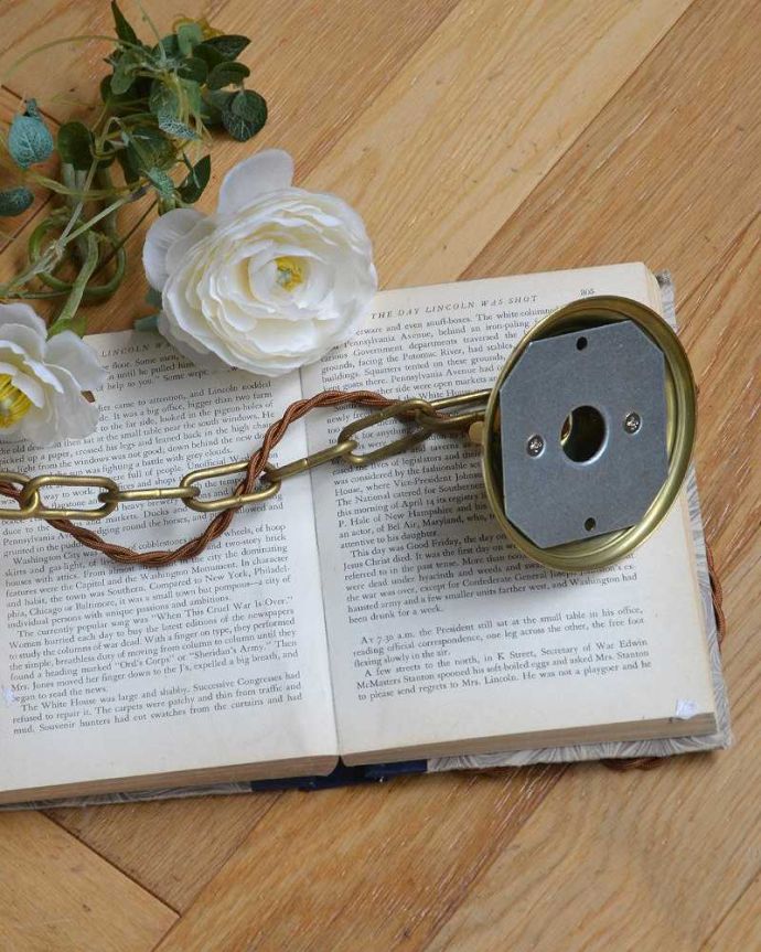 シャンデリア　照明・ライティング　フランスアンティークの照明、ガラスドロップ×真鍮製シャンデリア（Ｅ17シャンデリア球付）。真鍮のカバー付きです。(k-1864-z)