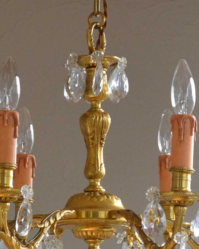 シャンデリア　照明・ライティング　フランスアンティークの照明、ガラスドロップ×真鍮製シャンデリア（Ｅ17シャンデリア球付）。たっぷり付いたガラスのアクセサリーのゆらめきがロマンチックです。(k-1864-z)