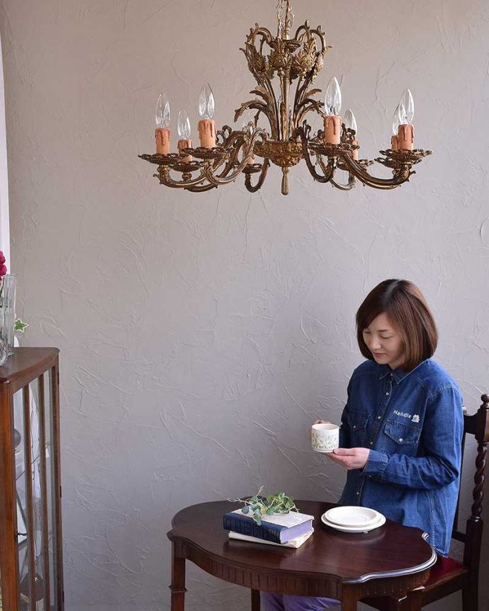 シャンデリア 照明・ライティング フランスで出会った、美しいアンティーク真鍮シャンデリア(8灯)(E17シャンデリア球付)。こんなシャンデリアの下だと、本を読んだりお茶する時間がワクワクしそうです!。(k-1865-z)