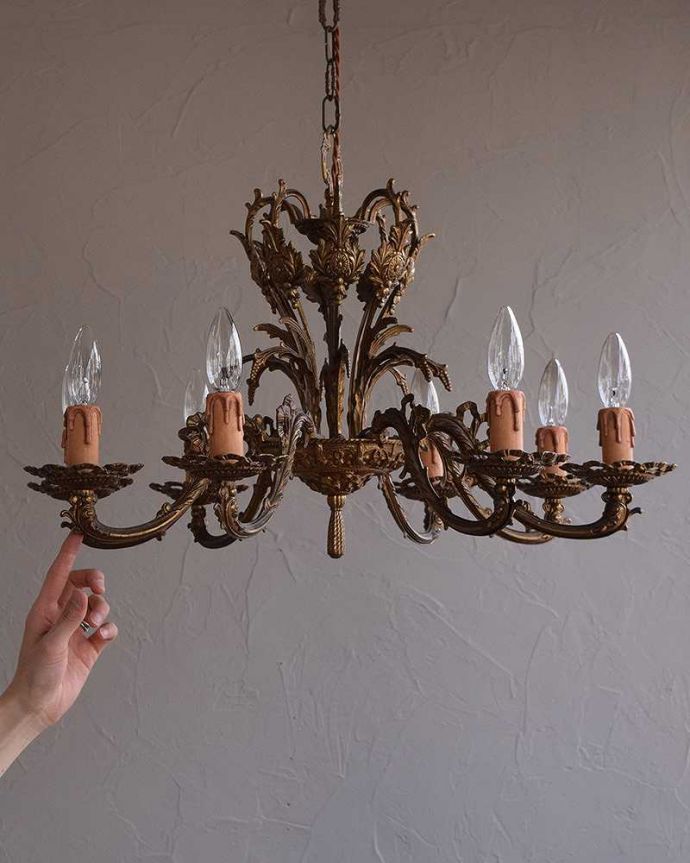 シャンデリア 照明・ライティング フランスで出会った、美しいアンティーク真鍮シャンデリア(8灯)(E17シャンデリア球付)。このシャンデリアは、重さが5kgを超えていますので、電気屋さんによる直結工事が必要です。(k-1865-z)