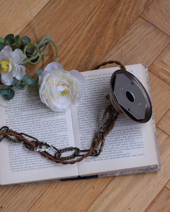 シャンデリア 照明・ライティング フランスで出会った、美しいアンティーク真鍮シャンデリア(8灯)(E17シャンデリア球付)。真鍮のカバー付きです。(k-1865-z)