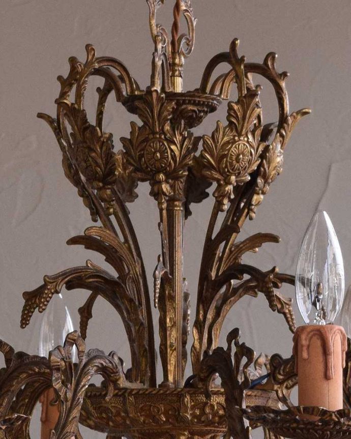 シャンデリア 照明・ライティング フランスで出会った、美しいアンティーク真鍮シャンデリア(8灯)(E17シャンデリア球付)。1つ1つ美しい装飾には思わずうっとりしてしまいます。(k-1865-z)