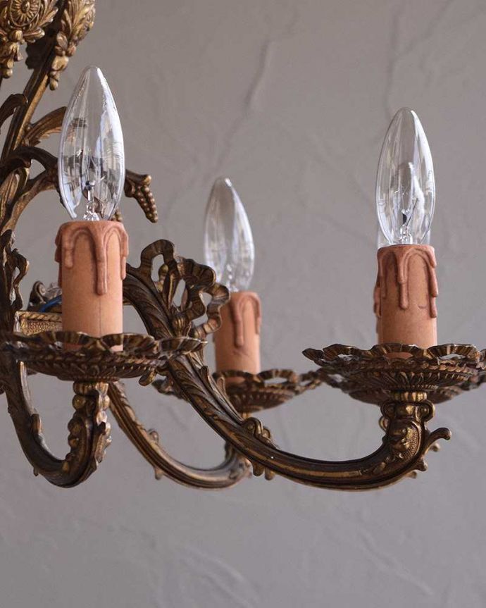 シャンデリア 照明・ライティング フランスで出会った、美しいアンティーク真鍮シャンデリア(8灯)(E17シャンデリア球付)。真鍮ならではの味わい深い輝きと、スッキリとも見えるこのタイプは飽きのこないシャンデリアです。(k-1865-z)