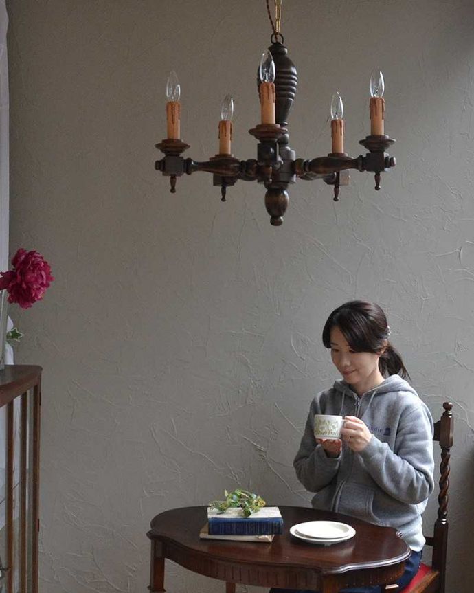 シャンデリア 照明・ライティング フランス輸入のアンティーク照明、木製シャンデリア(5灯)(E17シャンデリア球付)。こんなシャンデリアの下だと、本を読んだりお茶する時間がワクワクしそうです!。(k-1867-z)
