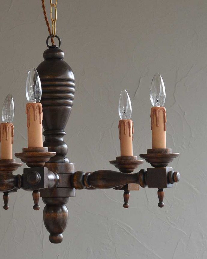 シャンデリア 照明・ライティング フランス輸入のアンティーク照明、木製シャンデリア(5灯)(E17シャンデリア球付)。昼間は灯りをつけなくても、太陽の光でキラキラと輝きます。(k-1867-z)