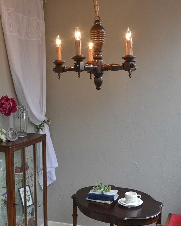 シャンデリア 照明・ライティング フランス輸入のアンティーク照明、木製シャンデリア(5灯)(E17シャンデリア球付)。お部屋の主役になるほどの存在感です。(k-1867-z)