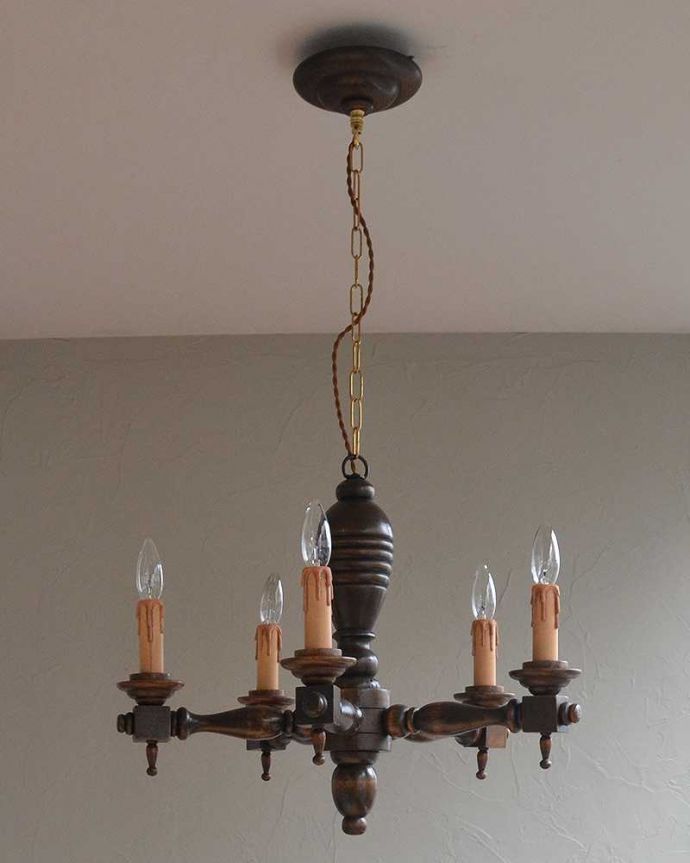 シャンデリア 照明・ライティング フランス輸入のアンティーク照明、木製シャンデリア(5灯)(E17シャンデリア球付)。天然木はどんなスタイルのインテリアにもすんなりと馴染みます。(k-1867-z)