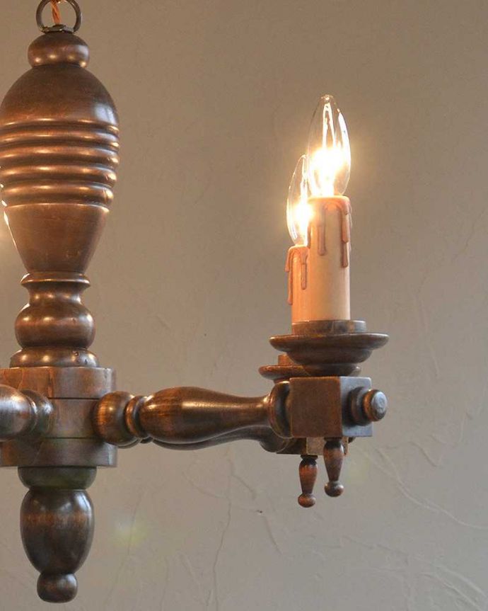 シャンデリア 照明・ライティング フランス輸入のアンティーク照明、木製シャンデリア(5灯)(E17シャンデリア球付)。ナチュラルで優雅な雰囲気です。(k-1867-z)