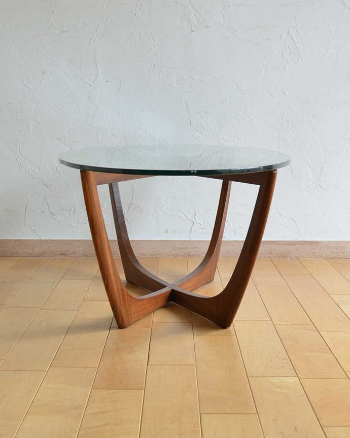 アンティークのテーブル　アンティーク家具　北欧スタイルのお部屋に似合うヴィンテージ家具、ガラス天板のコーヒーテーブル。アンティークは新品ではないので、もちろん経年変化によるキズはありますが、専門の職人が目立たないようキレイにお直しをしていますのでご安心ください。(k-1869-f)