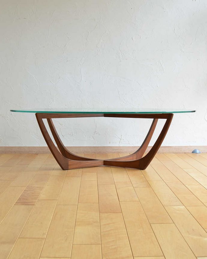 アンティークのテーブル　アンティーク家具　北欧スタイルのお部屋に似合うヴィンテージ家具、ガラス天板のコーヒーテーブル。。(k-1869-f)