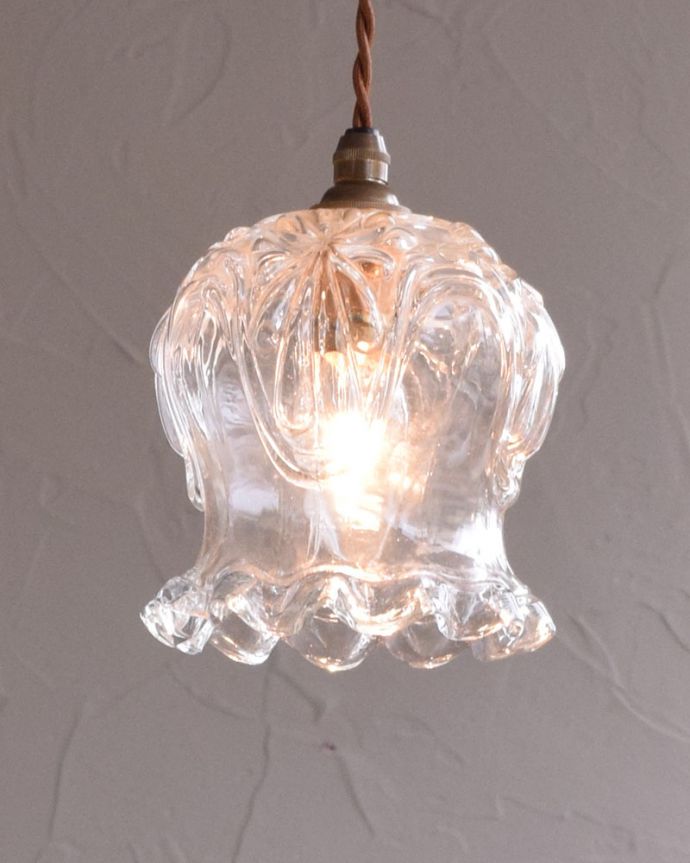 ペンダントライト 照明・ライティング すずらんのかたちが愛らしいアンティークシェード(コード・シャンデリア電球・ギャラリーなし)。アンティークのみ見ることの出来る輝きを、ぜひお家で楽しんで下さいね。(k-1869-z)