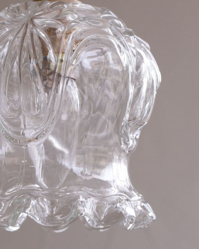 ペンダントライト 照明・ライティング すずらんのかたちが愛らしいアンティークシェード(コード・シャンデリア電球・ギャラリーなし)。シェードは、手作りのため多少、誤差があったり、気泡やキズ、汚れが入っている場合もあります。(k-1869-z)