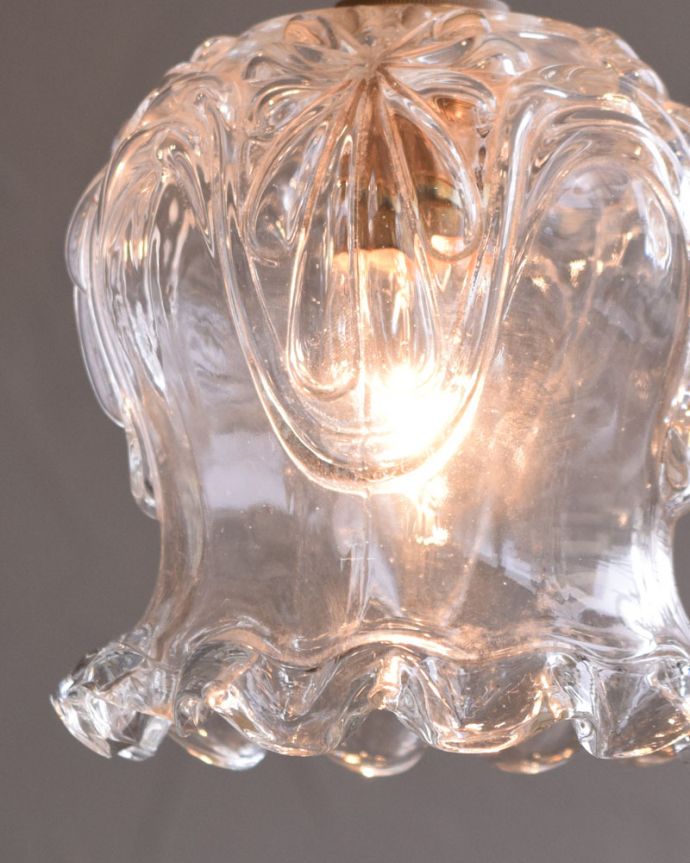 ペンダントライト 照明・ライティング すずらんのかたちが愛らしいアンティークシェード(コード・シャンデリア電球・ギャラリーなし)。シェードから漏れる光に癒されます。(k-1869-z)