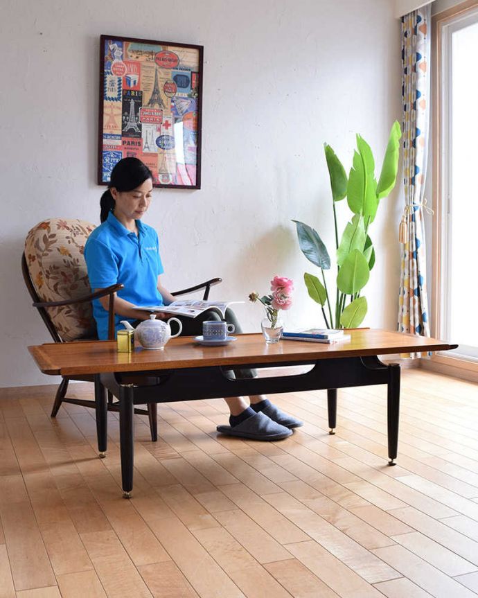 G-PLAN(Gプラン)　アンティーク家具　トラー＆ブラックシリーズのヴィンテージ家具、北欧スタイルのセンターテーブル(G-PLAN) 。スッキリとしたカッコいい北欧デザインシンプルでカッコいいコーヒーテーブルは、どんなお部屋のインテリアにもすんなりカッコよく似合います！（モデルの身長は159cmです）。(k-1871-f)