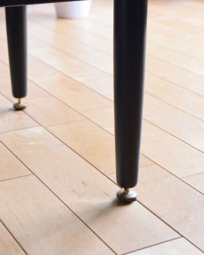 G-PLAN(Gプラン)　アンティーク家具　トラー＆ブラックシリーズのヴィンテージ家具、北欧スタイルのセンターテーブル(G-PLAN) 。持ち上げなくても移動できます！Handleのアンティークは、脚の裏にフェルトキーパーをお付けしていますので、床を滑らせてれば移動が簡単です。(k-1871-f)