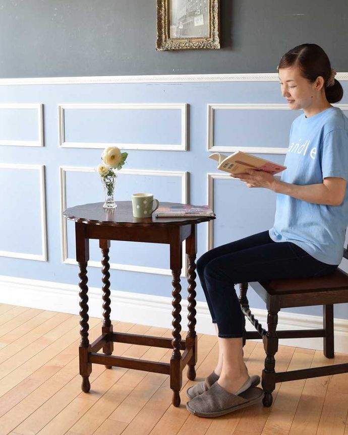 アンティークのテーブル　アンティーク家具　ツイスト脚が美しいアンティークの英国家具、オケージョナルテーブル。どんな場所でも便利に使える小さなテーブルそもそも「便利に使える」と言う名前のオケージョナルテーブル。(k-1874-f)