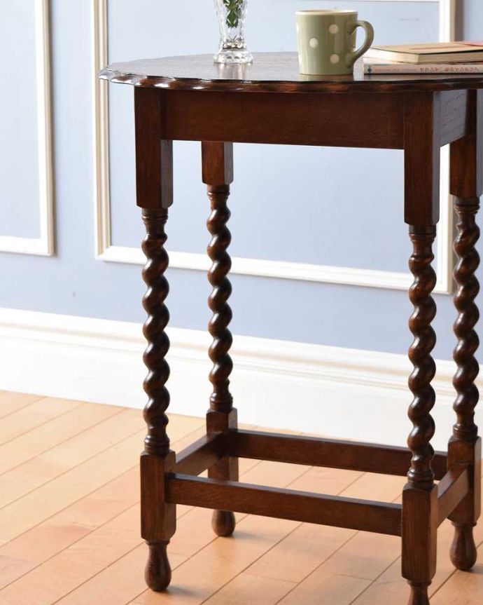 アンティークのテーブル　アンティーク家具　ツイスト脚が美しいアンティークの英国家具、オケージョナルテーブル。細くて美しいツイストデザインの脚クルックルッとしなやかに巻かれたデザインのツイスト脚が印象的。(k-1874-f)