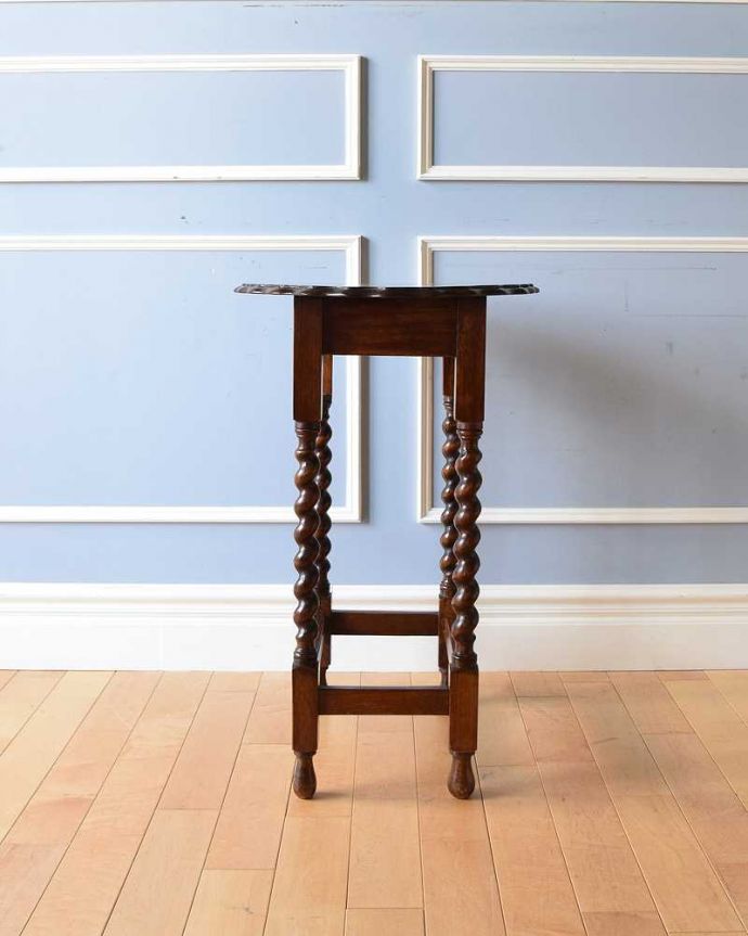 アンティークのテーブル　アンティーク家具　ツイスト脚が美しいアンティークの英国家具、オケージョナルテーブル。クルッと回転。(k-1874-f)