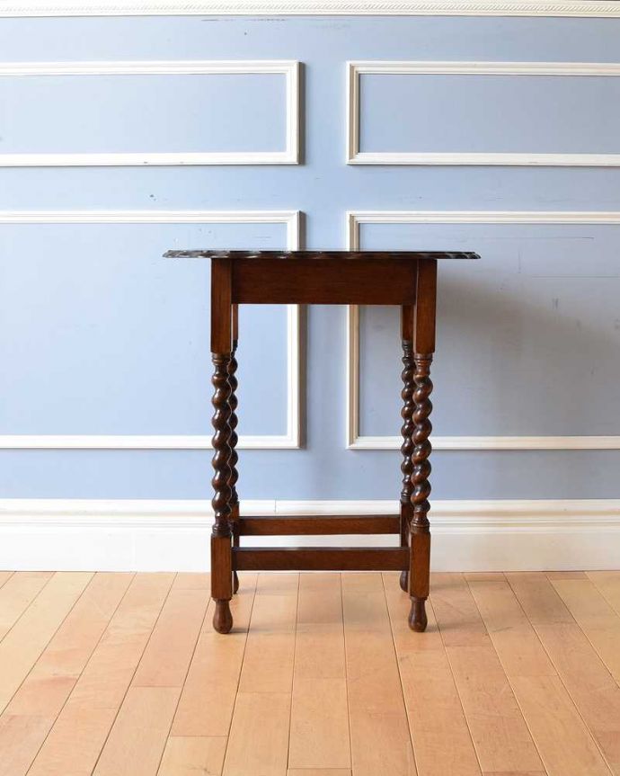アンティークのテーブル　アンティーク家具　ツイスト脚が美しいアンティークの英国家具、オケージョナルテーブル。しっかり修復しました！アンティークは新品ではないので、もちろん経年変化によるキズはありますが、専門の職人がしっかり修復してあるのでキレイです。(k-1874-f)