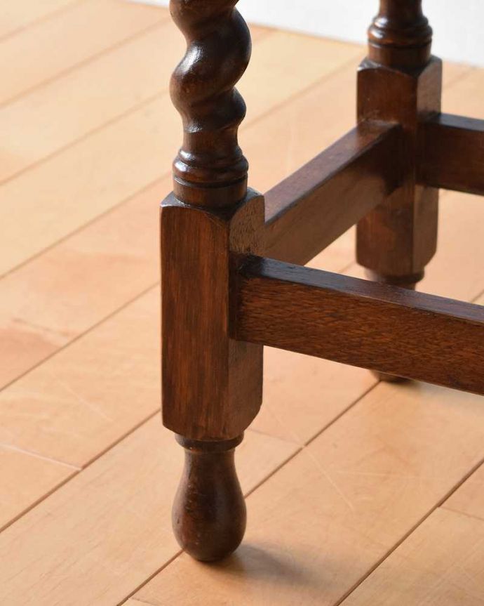 アンティークのテーブル　アンティーク家具　ツイスト脚が美しいアンティークの英国家具、オケージョナルテーブル。持ち上げなくても大丈夫！Handleのアンティークは、脚の裏にフェルトキーパーをお付けしています。(k-1874-f)