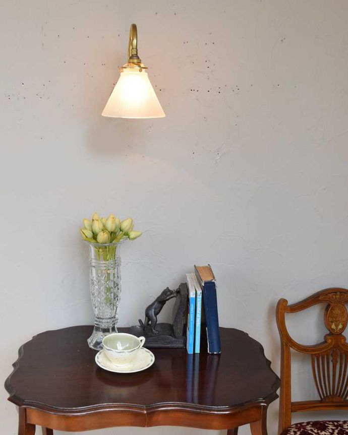 壁付けブラケット　照明・ライティング　植物モチーフがキレイなアンティークウォールブラケット（Ｅ17シャンデリア球付）。ウォールアクセサリーにもなる素敵なアンティークの照明器具です。(k-1874-z)