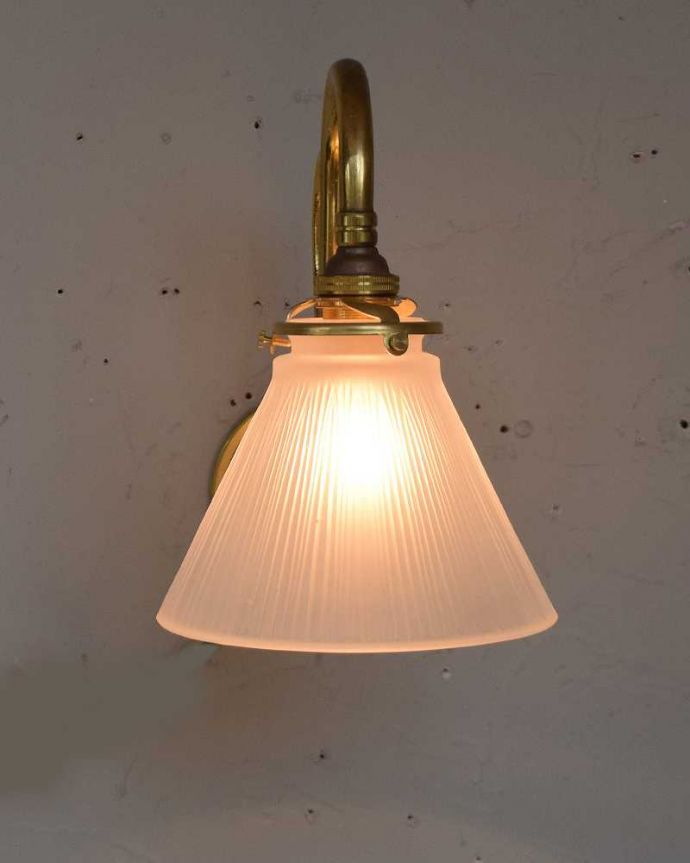 壁付けブラケット　照明・ライティング　植物モチーフがキレイなアンティークウォールブラケット（Ｅ17シャンデリア球付）。しっかりオーバーホウルをしたので、ご安心下さい。(k-1874-z)