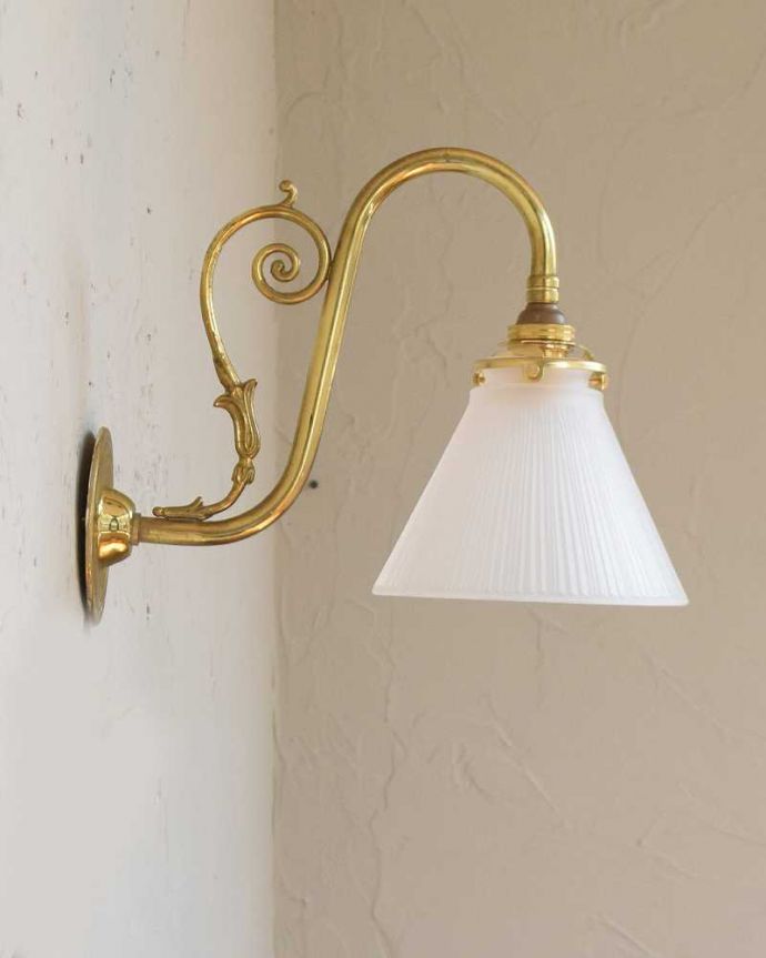 壁付けブラケット　照明・ライティング　植物モチーフがキレイなアンティークウォールブラケット（Ｅ17シャンデリア球付）。横から見ても絵になるデザインです。(k-1874-z)