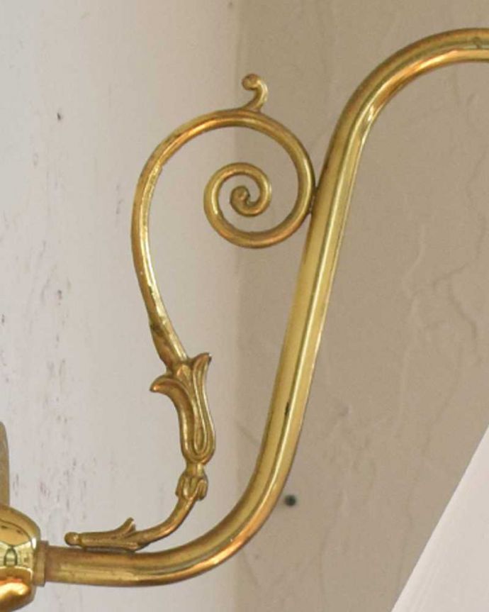 壁付けブラケット　照明・ライティング　植物モチーフがキレイなアンティークウォールブラケット（Ｅ17シャンデリア球付）。植物をモチーフとした美しい土台です。(k-1874-z)