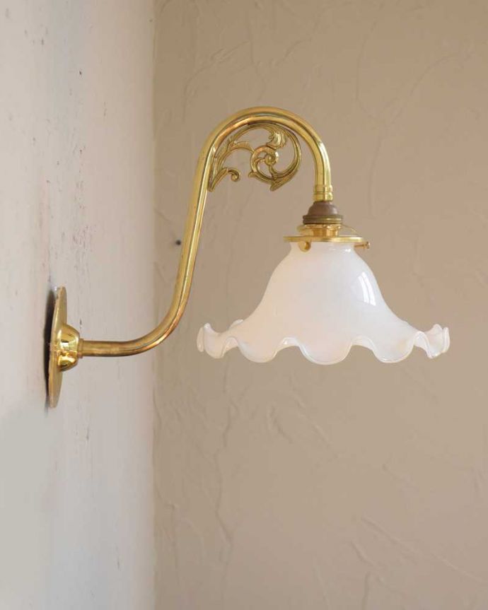 壁付けブラケット 照明・ライティング イギリス輸入のアンティークウォールブラケット(E17シャンデリア球付)。横から見ても絵になるデザインです。(k-1875-z)