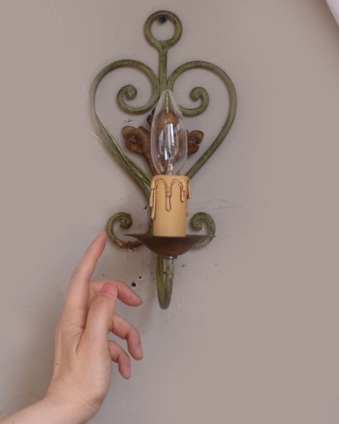 上向き 照明・ライティング フランス輸入のアンティーク照明、ウォールブラケット(1灯)(E17シャンデリア球付)。くるんくるんとした曲線が華やかなデザインです。(k-1876-z)