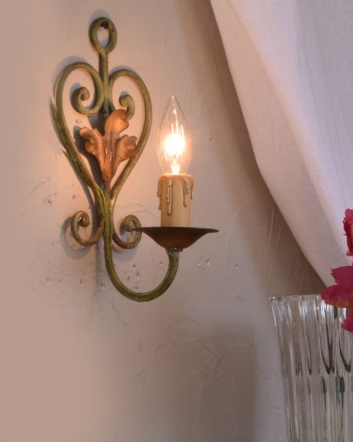 上向き 照明・ライティング フランス輸入のアンティーク照明、ウォールブラケット(1灯)(E17シャンデリア球付)。壁を照らすとロマンチックな空間の完成です。(k-1876-z)